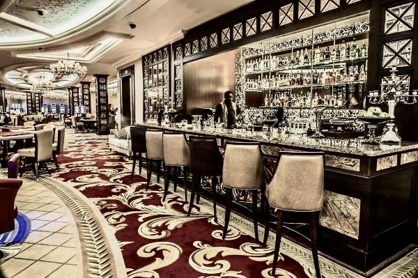 Bar & Lounge
